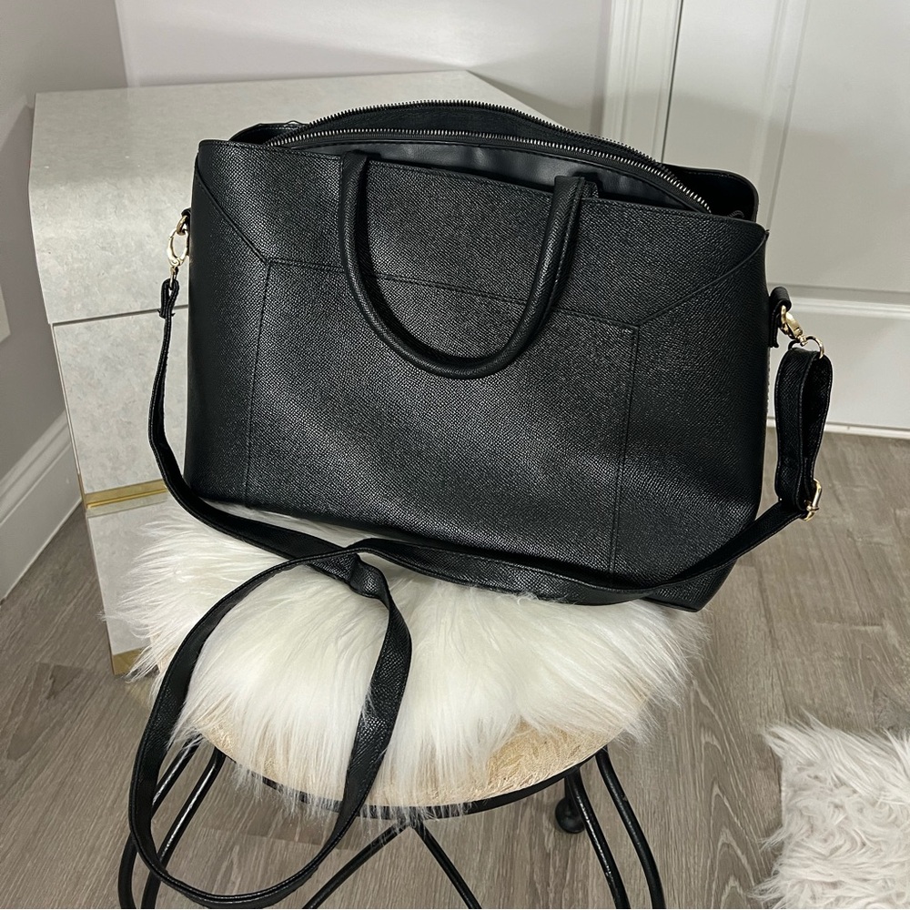 MEDIUM SIZE BLACK SHOULDER OR HAND PURSE